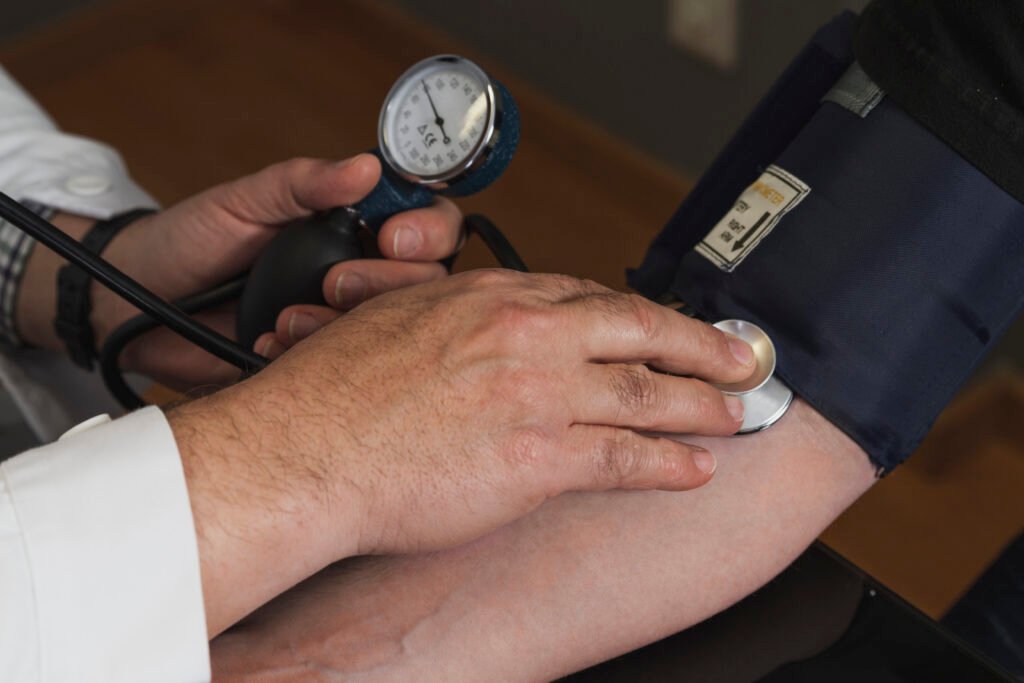 pessoa no médico medindo a pressão