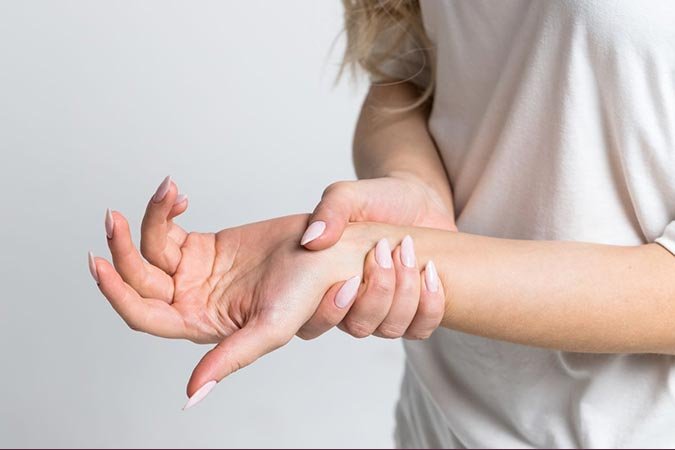 Conheça 6 possíveis razões para o formigamento nas mãos e pés