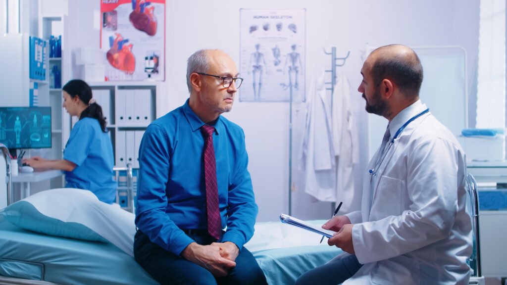 homem no médico para realizar o exame do cancer de prostata