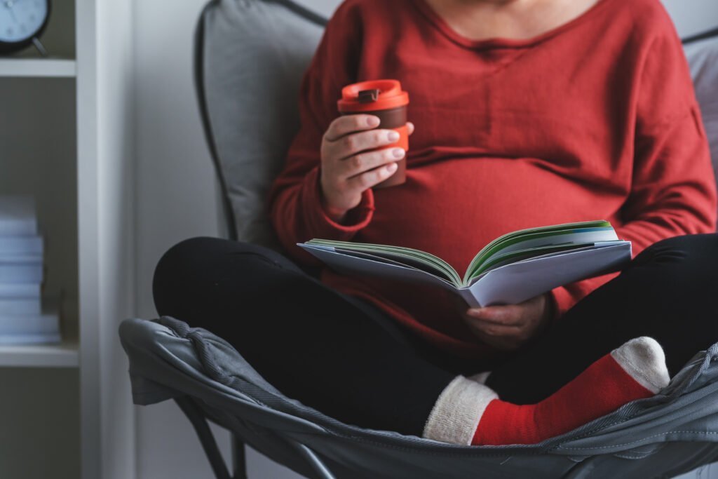 mulher lendo muito livro podendo ter problema de vista, uma de várias crenças populares que não é verdade