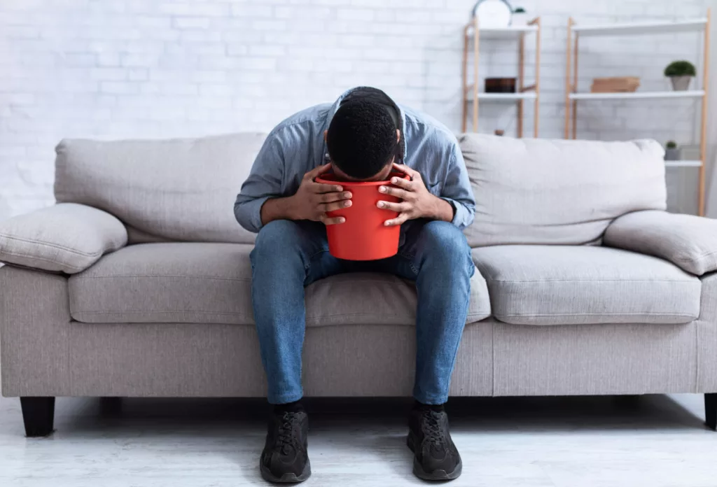 homem vomitando depois de tomar água
