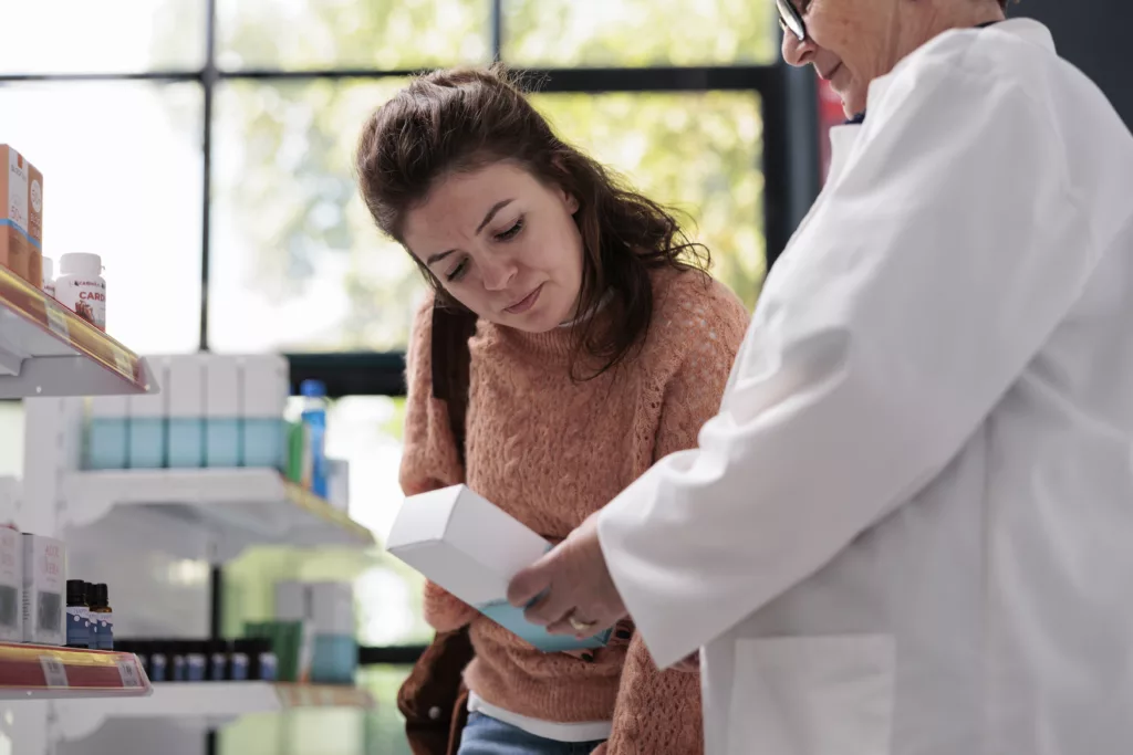 uma mulher na farmacia comprando remédio para gastrite