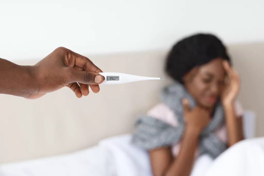 Mulher com febre depois de ser picada pelo mosquito da dengue