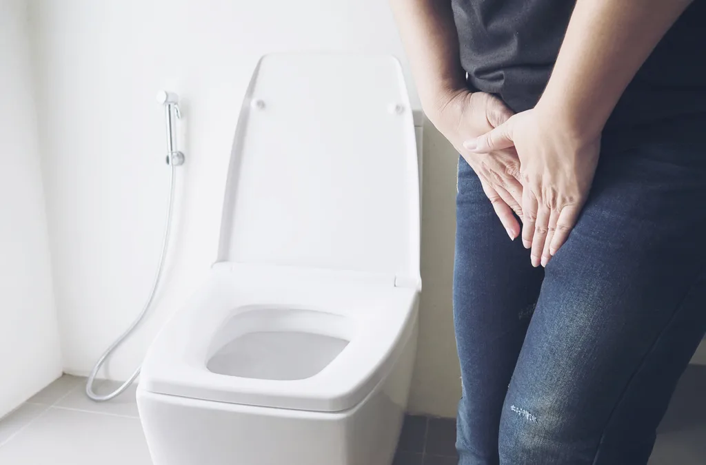 Entenda o que é e quais os principais sintomas da infecção urinária